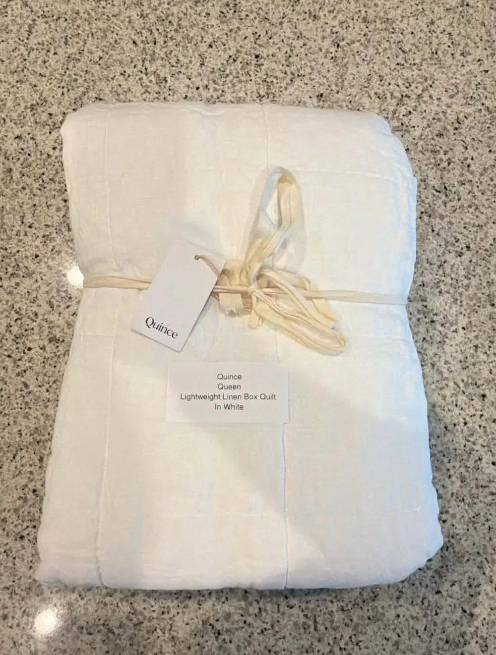 Quince Queen Lightweight Linen Box Quilt in White